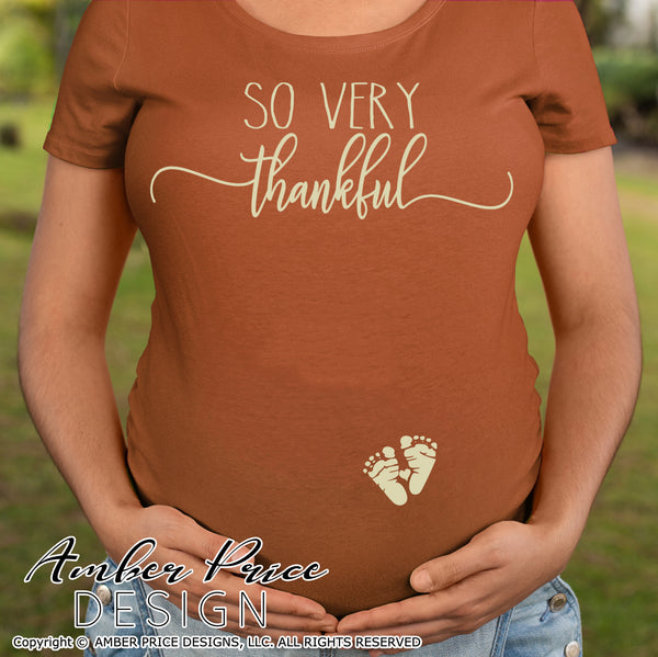 So very thankful SVG Fall Pregnancy / Maternity SVG! Cute DIY Thanksgiving Pregnancy reveal SVG files for all your Maternity shirt projects! Announce your pregnancy with our creative fall maternity designs! Our Pregnancy Announcement SVGs are PERFECT for your pregnancy crafts! PNG DXF | Amber Price Deign Design bundle